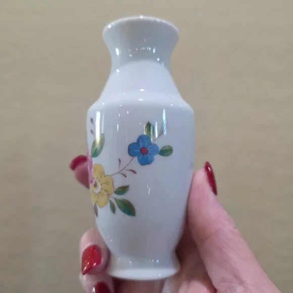 Vintage Made in China Miniature Flower Transfer Design White Vase - Picture 4 of 12